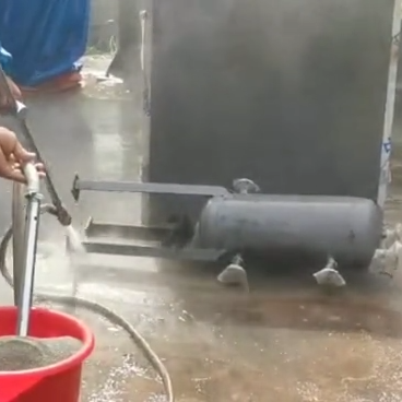 利用水射流的特性與砂料混合，進(jìn)行清洗除銹作業(yè)