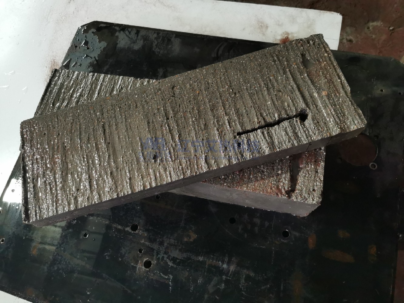 便攜式水切割機可在多種環(huán)境下切割破拆鋼筋混凝土